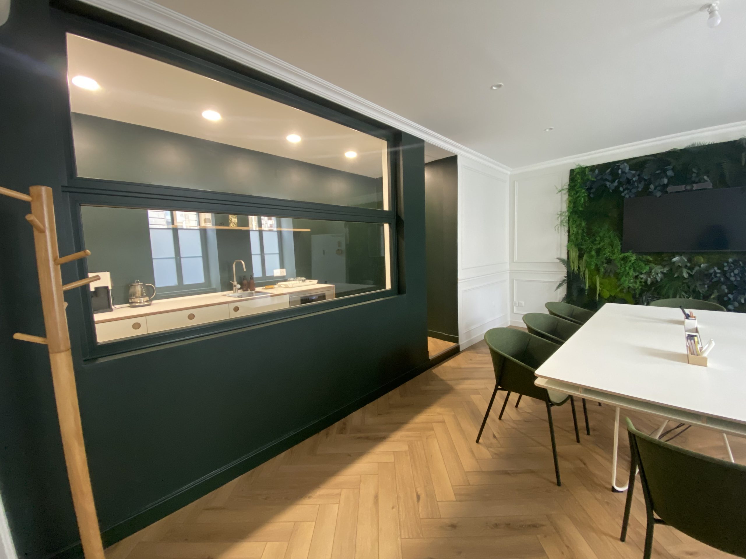 Bureau vitré avec cloison en verrière, aménagement des locaux d'EJ Expertise par Studio Georgette, architecte d'intérieur à Reims
